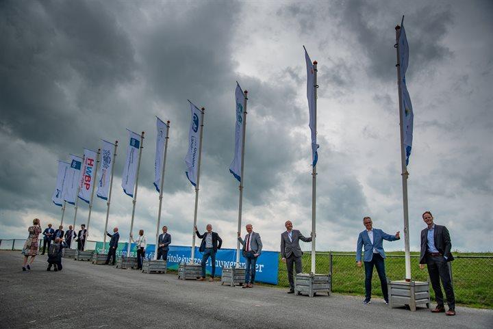 Bekrachting samenwerking door hijsen van de vlaggen